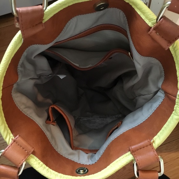 Steven Madden fringe Tote bag - Picture 3 of 5